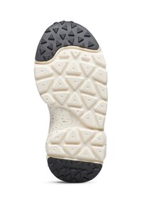 Suola di trazione di una scarpa sportiva con una sezione in gomma nera e un'area crema testurizzata con motivi triangolari e dettagli maculati.