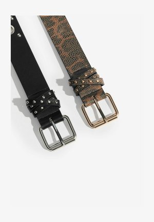 Twee riemen: een solide zwarte leren riem met zilveren studs en een bruine leren riem met een patroon, gouden details en een gelaagd ontwerp.