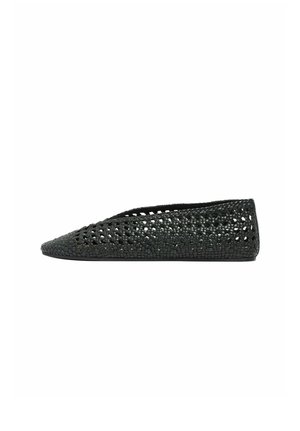 Chaussure plate noire tissée avec bout pointu et design ouvert tissé, vue de côté sur fond blanc.