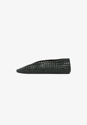 Chaussure plate noire tissée avec bout pointu et design ouvert tissé, vue de côté sur fond blanc.