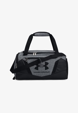 Bolso de deporte gris y negro con material textil y sintético, que presenta un gran logo de Under Armour, doble cremallera y correa de hombro ajustable.