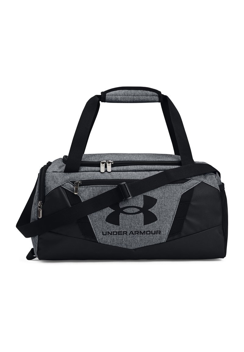 Bolso de deporte gris y negro con material textil y sintético, que presenta un gran logo de Under Armour, doble cremallera y correa de hombro ajustable.