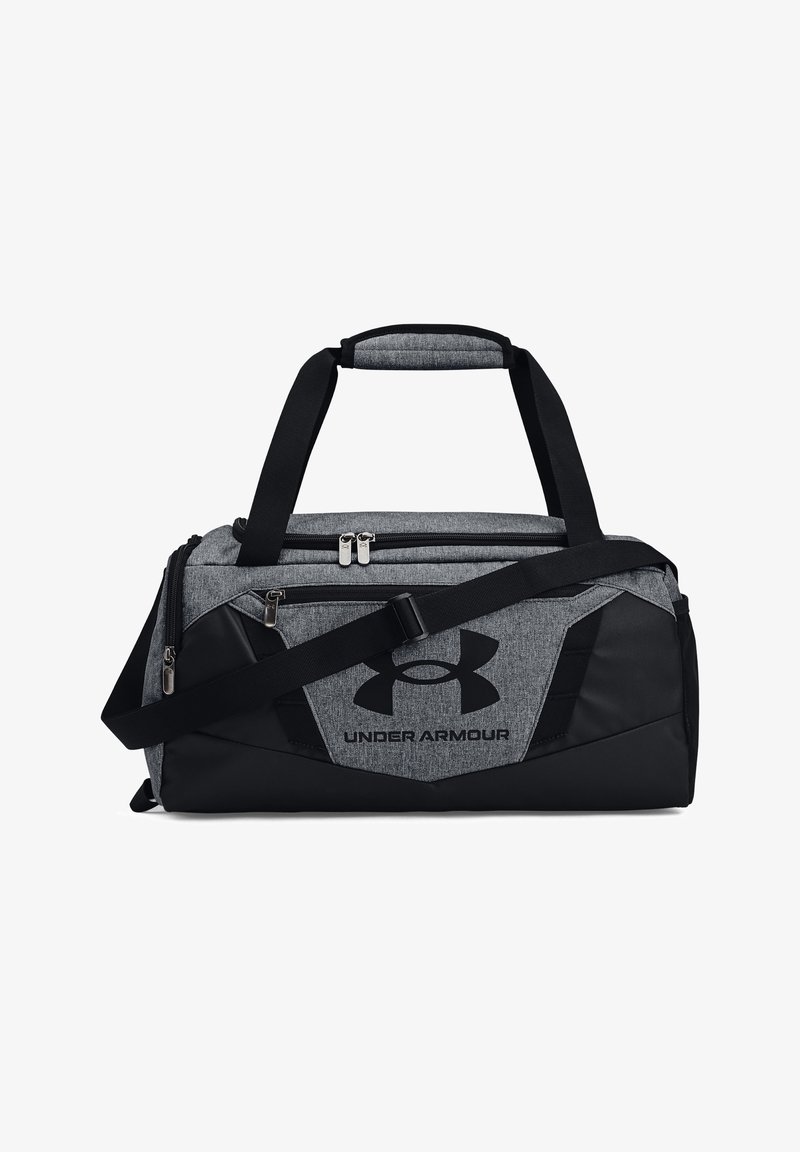 Šedá a černá sportovní taška z textilního a syntetického materiálu, vyznačující se velkým logem Under Armour, dvojitými zipy a nastavitelným ramenním popruhem.