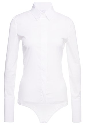 Body bianco a maniche lunghe con colletto a punta, chiusura frontale con bottoni e tessuto liscio e elasticizzato. Silhouette aderente, design minimalista.