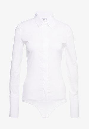 Body bianco a maniche lunghe con colletto a punta, chiusura frontale con bottoni e tessuto liscio e elasticizzato. Silhouette aderente, design minimalista.