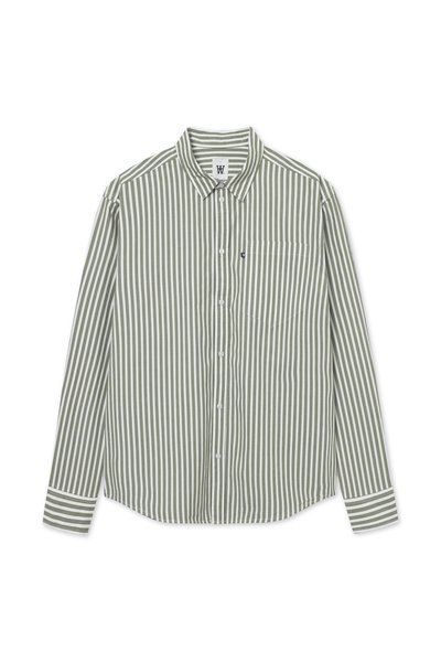 Camicia a maniche lunghe con bottoni, a righe verticali bianche e oliva, con taschino frontale su sfondo bianco.