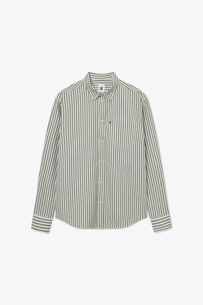 Camicia a maniche lunghe con bottoni, a righe verticali bianche e oliva, con taschino frontale su sfondo bianco.