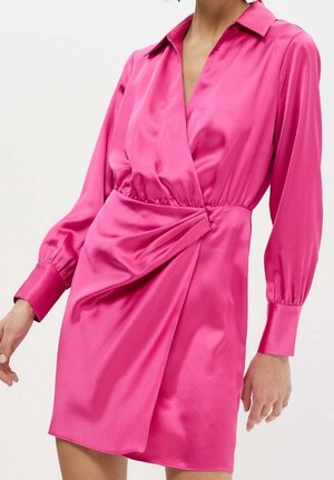 Robe en satin rose à manches longues avec col, design enveloppant, taille froncée et subtil détail drapé à l'avant. Texture lisse et brillante.