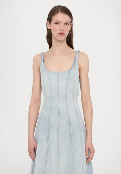 Hellblaues Denim-Kleid mit quadratischem Ausschnitt, definierten Nähten und dünnen Schulterträgern; der Stoff hat eine glatte Textur.