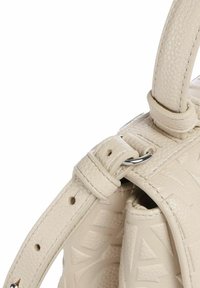 Borsa a tracolla in pelle beige con superficie testurizzata, modelli geometrici decorativi e tracolla rimovibile con dettagli in metallo argentato.