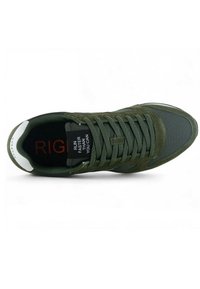 Scarpa sportiva verde oliva con una combinazione di materiali in suede e mesh, caratterizzata da accenti grigi, lacci piatti e un'etichetta interna con testo.