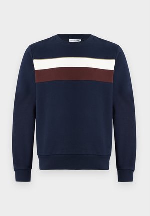 Sudadera azul marino con un diseño frontal de rayas horizontales en blanco, burdeos y verde oliva. Cuello redondo, puños y dobladillo acanalados.