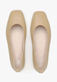 Beżowe skórzane baletki z kwadratowym noskiem i otwartym boku. Miękka, gładka faktura o subtelnym połysku. Wewnętrzna wyściółka w jasnym kolorze.