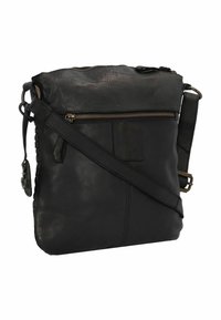 Borsa a tracolla in pelle nera con chiusura zip, tracolla regolabile, tasca anteriore e dettagli laterali. Presenta un logo in rilievo discreto.