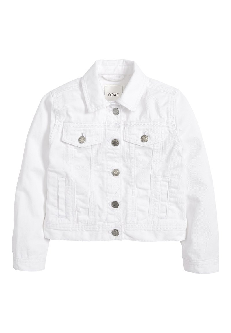 Chaqueta de denim blanca con cuello, cierre frontal de botones, dos bolsillos en el pecho y bolsillos laterales. Presenta botones en tono plateado y detalles de costura.