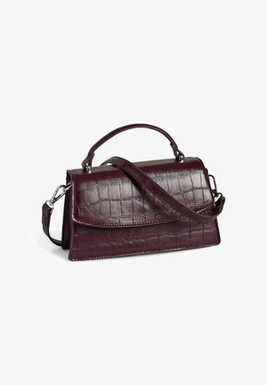 Bolso de mano de imitación cuero burdeos con textura embosada de cocodrilo, asa superior y correa de hombro desmontable. Forma rectangular con cierre de solapa.