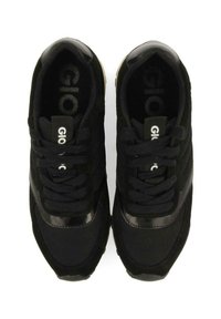 Zapatillas deportivas negras con una parte superior de tela texturizada, acentos sintéticos suaves y cordones negros. Presenta un cuello acolchado y un logo en la lengüeta.