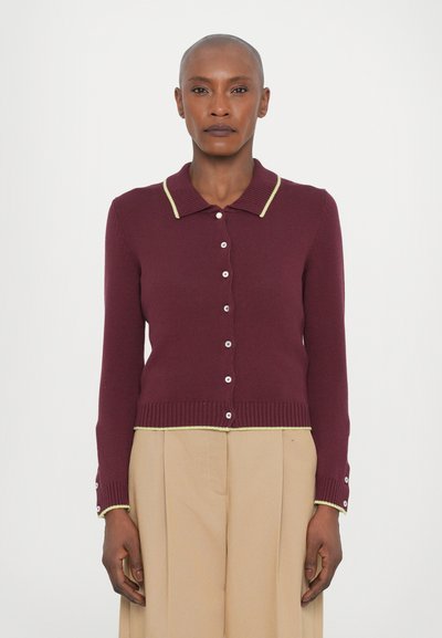 Bordeaux neulecardigan, jossa on kaulus ja keltainen reunus. Siinä on pitkät hihat, etunapit sekä ribbireunat hihansuissa ja helmassa.