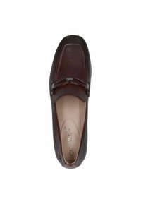 Scarpa in pelle marrone slip-on con punta quadrata, accentuata da un ornamento in metallo argentato e una finitura liscia. La fodera interna è beige con marchio.