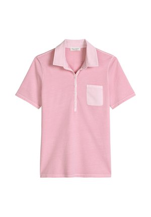 Hellrosa kurzärmliges Poloshirt mit Knopfleiste, Kragen und einer einzelnen Brusttasche vor weißem Hintergrund.