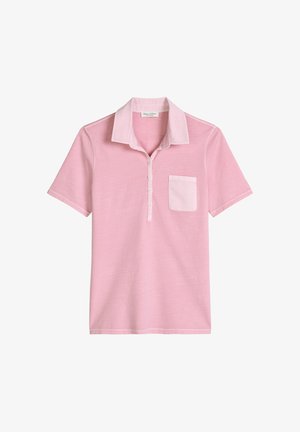 Lichtroze poloshirt met korte mouwen, knoopsluiting, kraag en een enkele borstzak op een witte achtergrond.