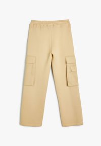 Beige cargobukser med en afslappet pasform, der har to sidelommer, en elastisk talje og et blødt, tekstureret stof.