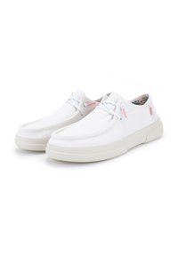 Zapatillas blancas de lona con una textura suave, puntera redondeada y detalles en rosa claro contrastantes en los cordones. Cuentan con una suela acolchada.