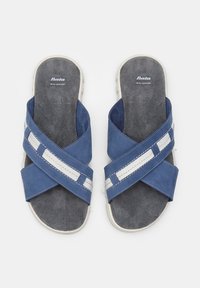 Plave kožne sandale s dizajnom križnog remena, s bijelim detaljima; mekana suđena uložak, ravni potplat i suptilne šavove.