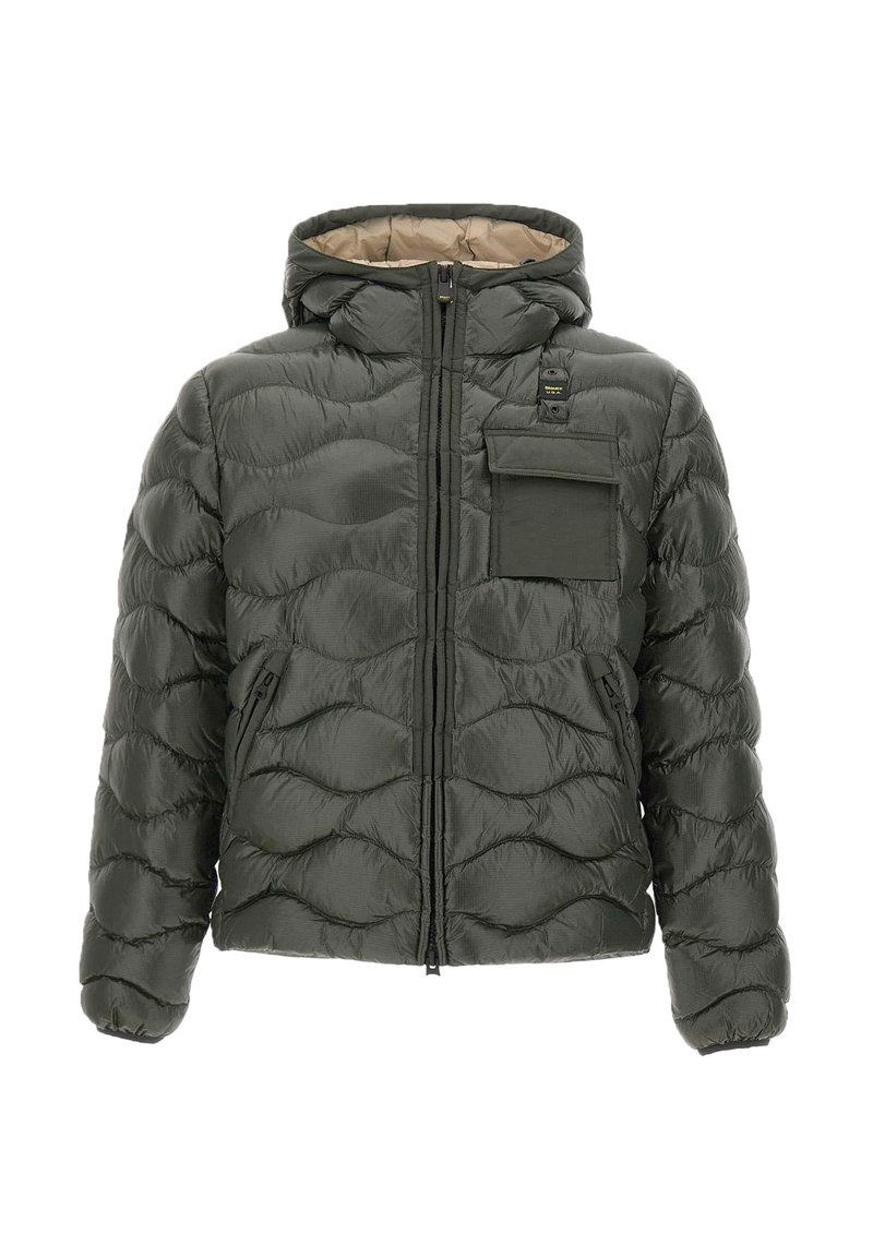 Giacca imbottita con cappuccio di colore verde scuro, con una texture trapuntata, dotata di chiusura con zip e tasca sul petto per maggiore funzionalità.