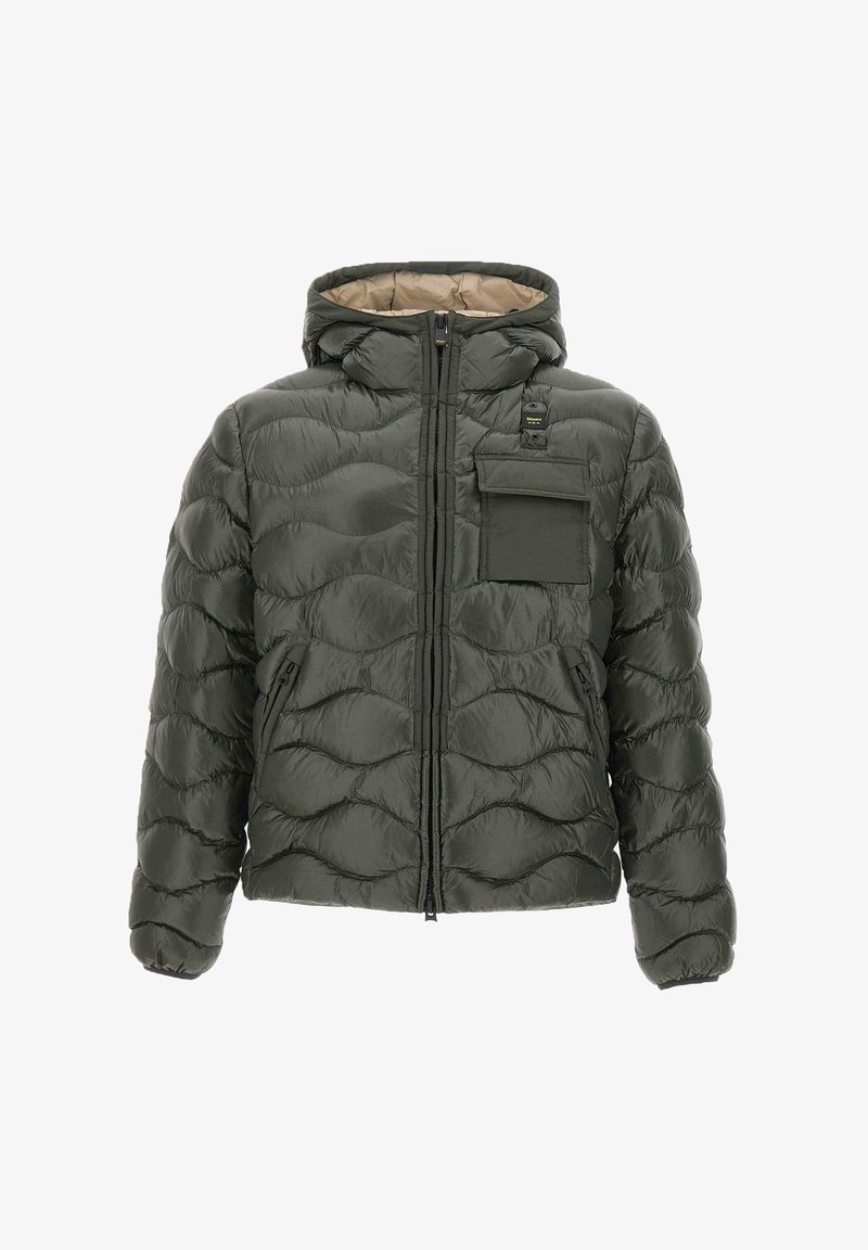 Giacca imbottita con cappuccio di colore verde scuro, con una texture trapuntata, dotata di chiusura con zip e tasca sul petto per maggiore funzionalità.