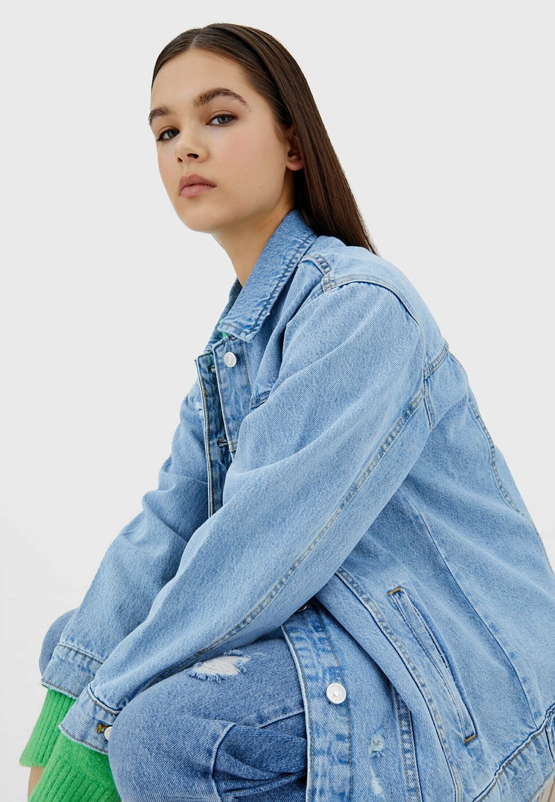 Damen Leichte Jacken | Stradivarius OVERSIZE Jeansjacke light blue/hellblau - AI82823 Damen Leichte Jacken | Stradivarius OVERSIZE Jeansjacke light blue/hellblau - AI82823