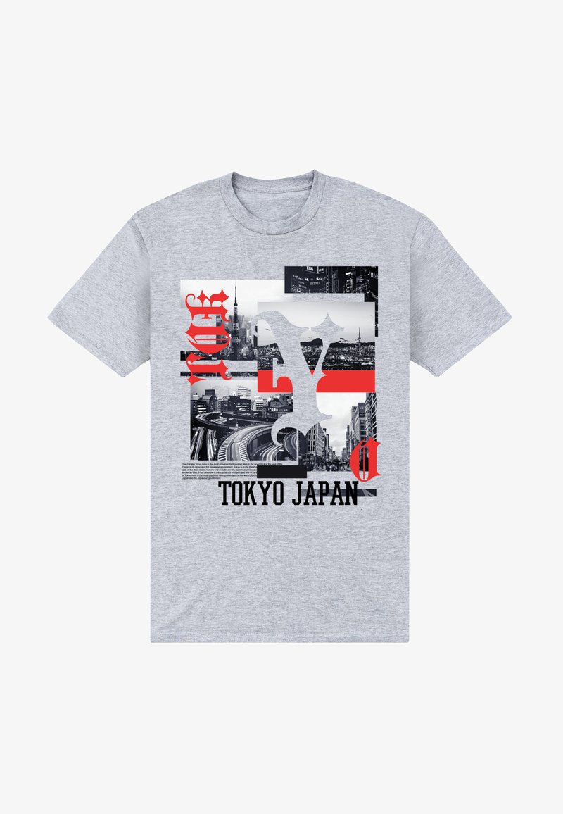 Camiseta de algodón gris con un diseño gráfico que presenta imágenes de la silueta de Tokio en blanco y negro, texto rojo y la frase "TOKIO JAPÓN."