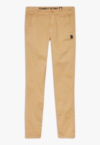 Beige puuvillachinot suoralla lahkeella, etutaskuilla, nappikiinnityksellä ja brändätyllä vyötäröllä. Vähemmän varusteita korostavia yksityiskohtia.