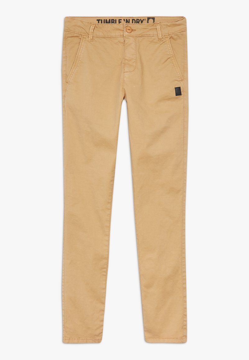 Beige puuvillachinot suoralla lahkeella, etutaskuilla, nappikiinnityksellä ja brändätyllä vyötäröllä. Vähemmän varusteita korostavia yksityiskohtia.