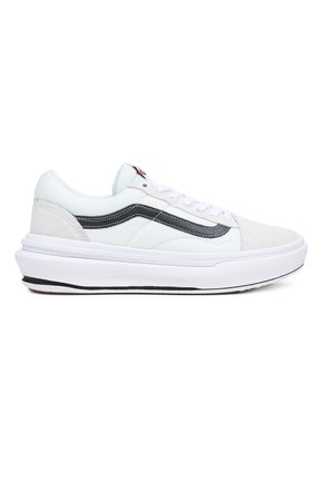 Witte sneaker met grijze accenten, bovenwerk van suede en leer, ronde neus, platte witte zool, en zwarte details op de zool.