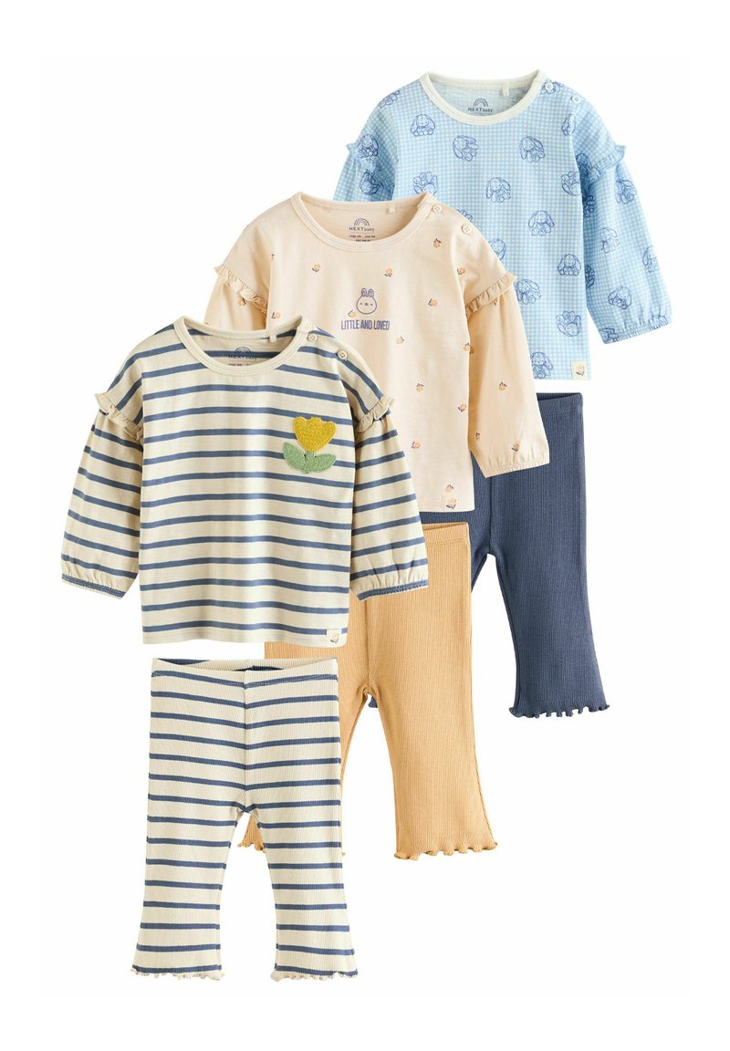 Vier Sets von Kinderbekleidung: gestreifte und einfarbige Oberteile mit Rüschenärmeln, die Drucke und Stickereien aufweisen; passende Hosen in verschiedenen Farben.