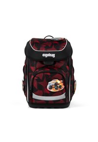 Mochila con un patrón geométrico rojo y negro, con un bolsillo frontal, acentos plateados, marca en la parte superior y un parche de camión monstruo colorido.
