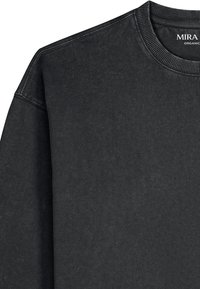 Sweat-shirt gris foncé en coton biologique avec encolure ronde côtelée et coutures d'épaule tombantes.