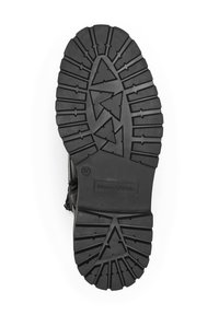 Černá gumová podrážka boty s texturovaným vzorem, který obsahuje trojúhelníkové výstupky pro lepší grip. Ražené logo a detaily velikosti blízko paty.