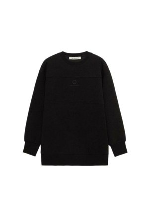 Sudadera negra con mangas largas, textura suave, puños y dobladillo acanalados, presenta un logo sutil en el centro, cuello redondo y corte estándar.