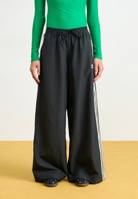 adidas Originals - ADILENIUM SEASONAL 3 OVERSIZED WIDE TRACK PANTS - Tracksuit bottoms - black Thumbnail Image 1