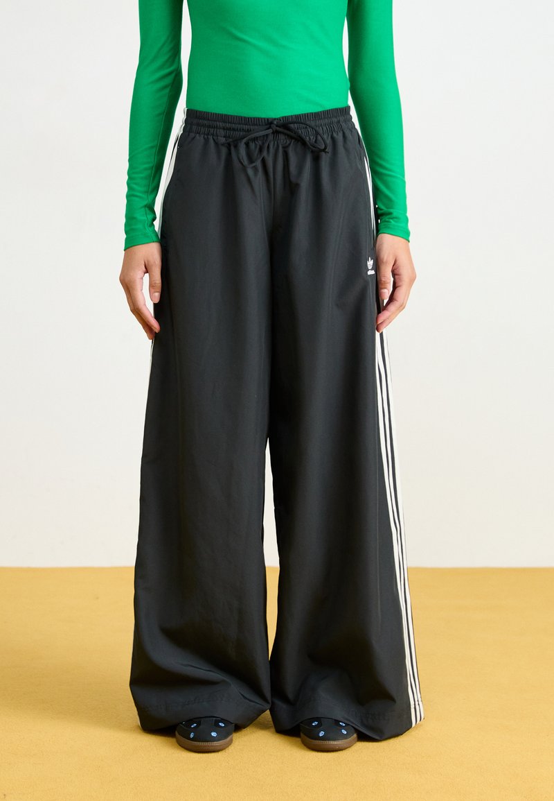 adidas Originals - ADILENIUM SEASONAL 3 OVERSIZED WIDE TRACK PANTS - Tracksuit bottoms - black, Enlarge