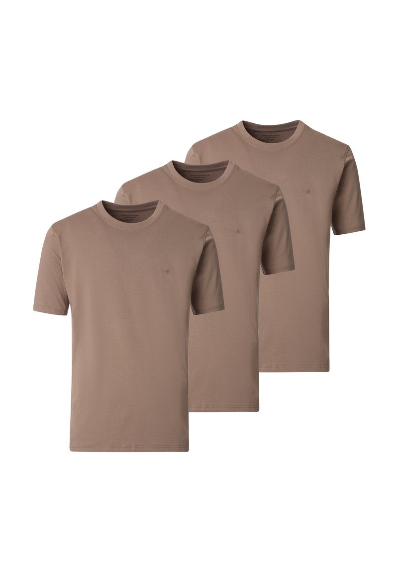 Kolme identtistä lyhythihaista t-paitaa hillityssä ruskeassa värissä, pehmeästä puuvillasta valmistettuja, pyöreällä kaula-aukolla ja pienellä logolla rinnassa.