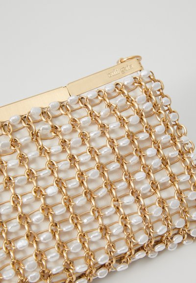 Geantă de mână cu lanț de aur și perle asemănătoare încorporate în design. Textură netedă, formă rectangulară, închidere metalică în partea de sus.