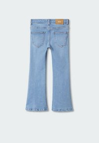 Jean en denim bleu clair avec une légère évasement, deux poches arrière, passants pour ceinture, et une étiquette brune MNG Denim sur la ceinture.