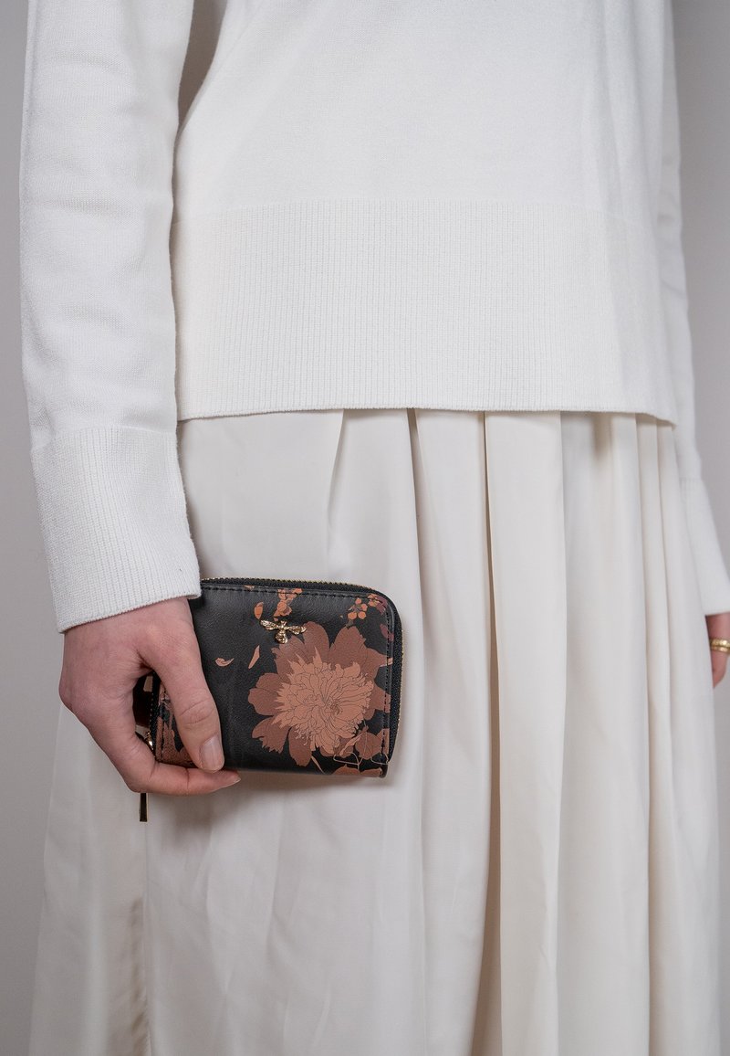 Portafoglio nero con motivo floreale, decorato con fiori arancioni e marroni, realizzato in pelle, ha una chiusura a zip e un piccolo dettaglio dorato sul fronte.