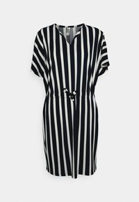 Vestido de manga curta com decote em V, apresentando listras verticais pretas e brancas, uma cintura ajustada com detalhe de laço e uma silhueta descontraída.