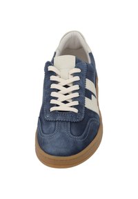 Marineblaue Wildledersneaker mit weißen Akzenten, ausgestattet mit einer gepolsterten Zunge, runder Spitze und beiger Gummisohle. Schnürdesign mit kontrastierender Naht.