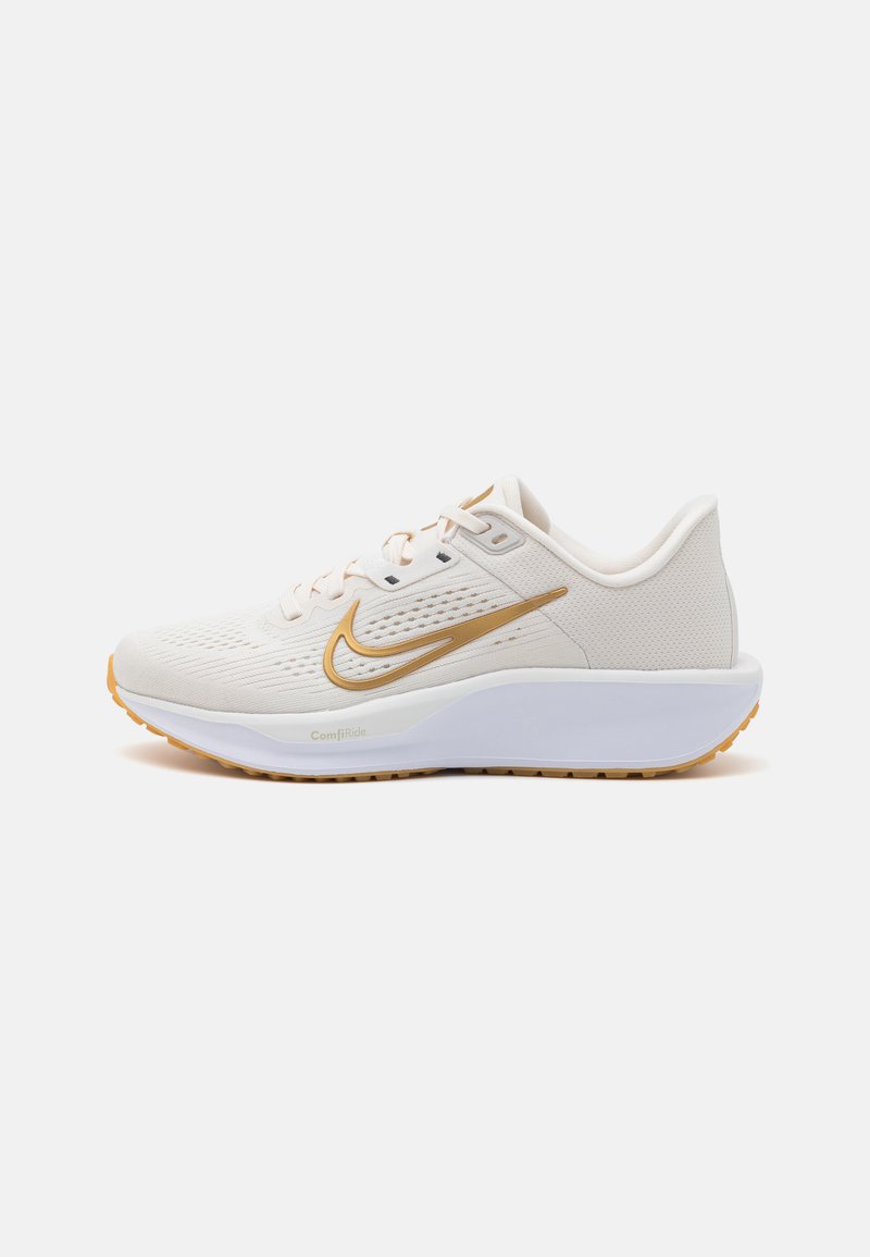 Nike Performance QUEST 6 - Scarpe da corsa su strada - phantom/metallic gold/sail/pale ivory/anthracite/light brown