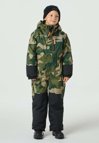 Kombinezon zimowy moro w kolorach zielonym i beżowym, z czarnymi spodniami, kapturem i odblaskowymi elementami. Posiada zamek błyskawiczny z przodu oraz kieszenie cargo.